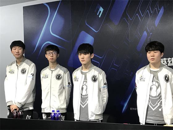 直言不讳地 直言不讳地